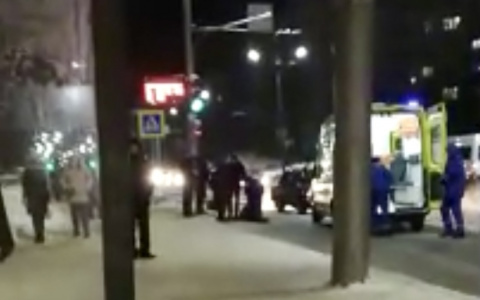 В Чебоксарах под колеса легковушки попал мужчина