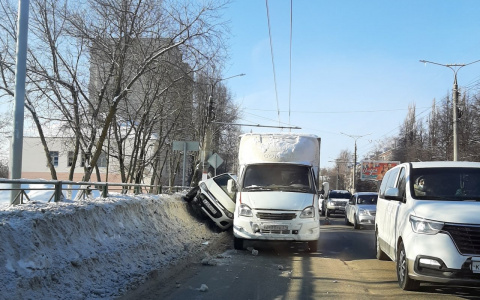 В Чебоксарах легковушка налетела на сугроб