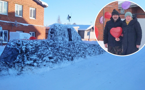 Супруги из деревни Клычево слепили из снега 15-метровую подводную лодку
