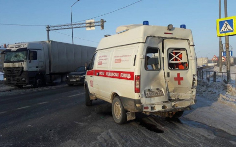 Фельдшер и водитель скорой пострадали в столкновении с фурой