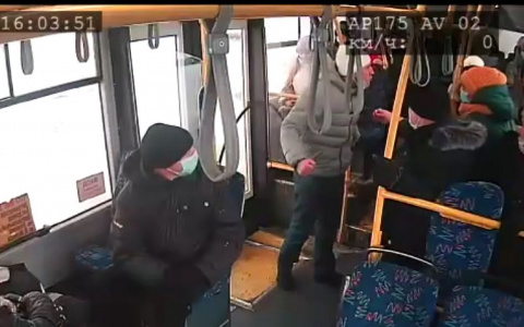 Полное видео драки в автобусе: с чего все началось и реакция пассажиров