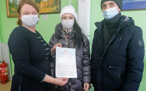 Две многодетные семьи получили миллион рублей на жилье