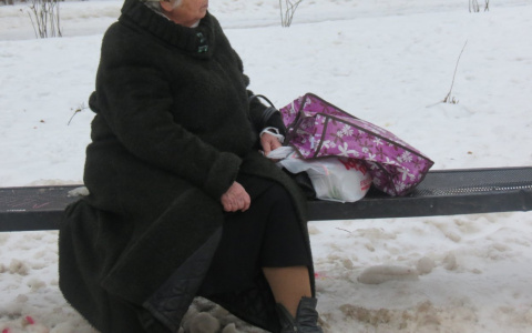 Женщина спросонья оставила пакет с деньгами в тайном месте для мошенников