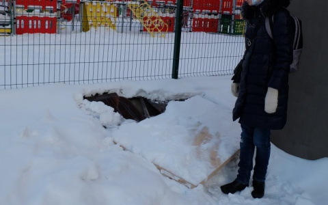 Ребенок провалился в подземную парковку на детской площадке: прокуратура накажет и мать, и УК