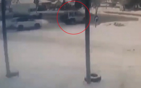 В Кугесях грузовик на полном ходу влетел в легковушку и полицейский УАЗ