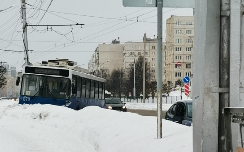 В Чебоксарах троллейбус влетел в сугроб