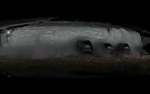 Снежная лавина у "Шупашкара" накрыла припаркованные автомобили