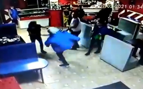 В Новочебоксарске продолжается розыск мужчины, который пнул женщину в живот