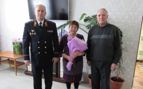 Полицейские поздравили с днем рождения маму коллеги, погибшего на службе