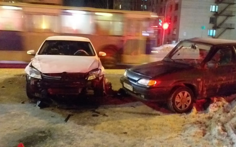 В столкновении «Фольксваген» и ВАЗ пострадал человек