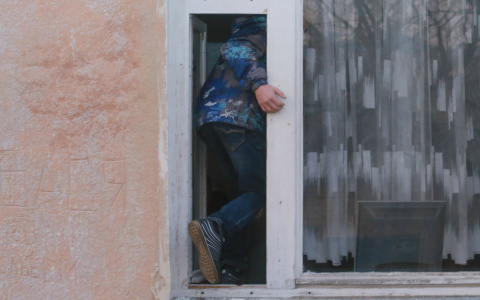 Чебоксарцы увидели выглядывающего из окна мальчика и забили тревогу: "Он был один"