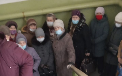 Жители Чебоксар выстроились в 3-часовую очередь, чтобы оплатить отопление без комиссии