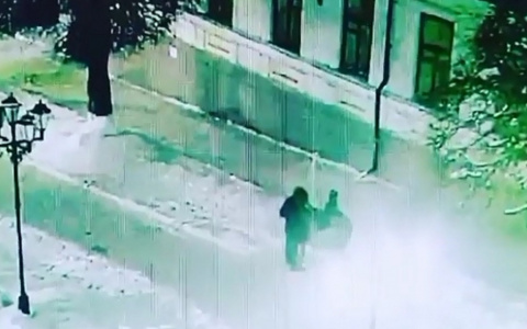 В Чебоксарах разыскивают пару, которая украла розу у “Маленького принца”