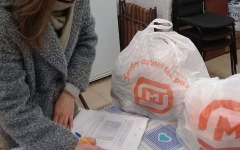 Мамам с детьми в трудной ситуации выдают продукты и памперсы бесплатно
