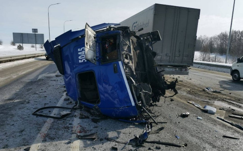 На трассе М7 произошла серьезная авария: у одного большегруза отлетела кабина