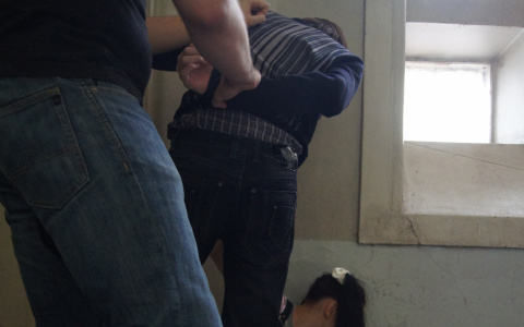 Мужчина напал на понравившуюся женщину с топором