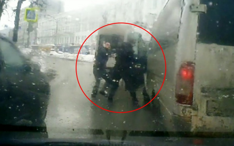 Водитель маршрутки № 44 догнал коллегу и напал на него с кулаками