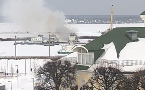 На Речном порту в Чебоксарах горит баржа