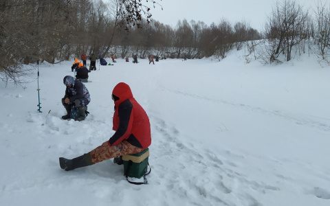 Сотни рыбаков штурмуют маленькую речку в Чувашии: "Клюет очень жирная уклейка"