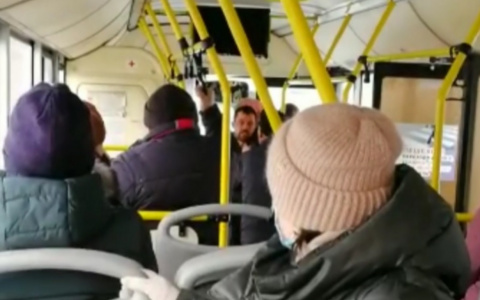 В Чебоксарах буйного безбилетника вышвырнули из автобуса