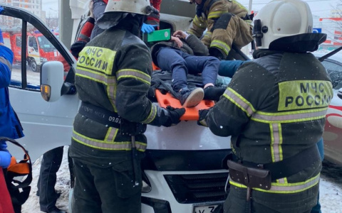 В Новочебоксарске мальчик упал с многоэтажки на кабину "ГАЗели"