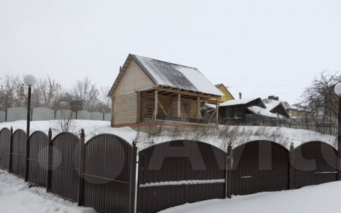 Посреди Старого города в Чебоксарах продают домик за кругленькую сумму