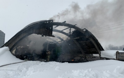 В Чувашии за день сгорел ангар с комбайном и погиб мужчина, который жил в бане