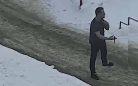 В Новочебоксарске мужчина в футболке бегал по улице и размахивал ножом