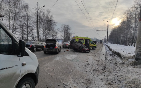 Авария возле авторынка в Чебоксарах: машина лежит на крыше, троллейбусы стоят
