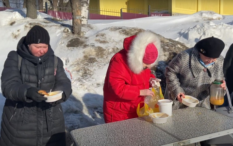Прямо на улице в Чебоксарах бесплатно кормят бездомных и нуждающихся
