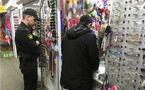 В Чебоксарах в ходе рейда с продавцов на "Ярмарке" собрали 500 тысяч рублей
