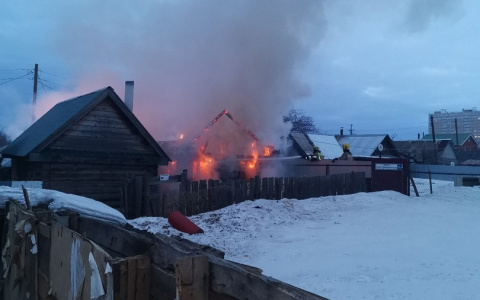 В Чебоксарах горит жилой дом