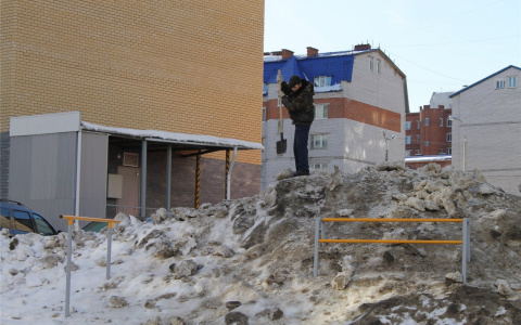 Чебоксарским дворникам приказали рыхлить слежавшиеся снежные глыбы