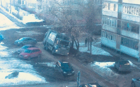 В Новоюжном районе мусоровоз провалился в грунт