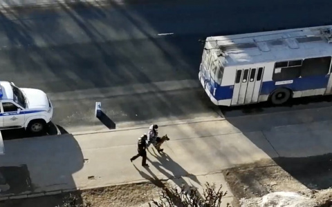 В Чебоксарах полиция оцепила троллейбус