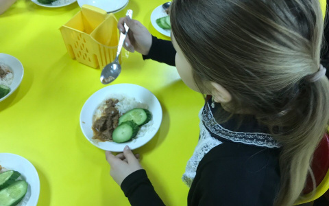 Как бесплатно кормят в школах Чувашии: заменители жира, замороженная и просроченная колбаса