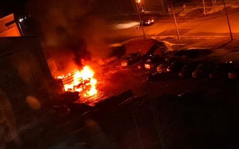 Ночью в Чебоксарах загорелся грузовик