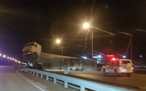 В Чувашии фура после удара пошла на взлет и зависла в вертикальном положении