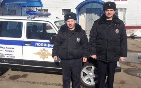 В Канаше полицейские на руках вынесли двух детей без сознания и спасли всю семью