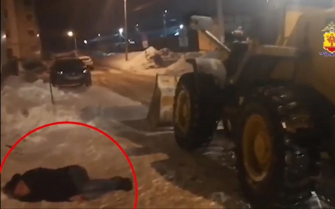 Чебоксарец угнал трактор, разбил пять машин и улегся спать: появилось видео задержания