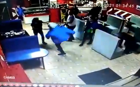 Мужчина в кафе ударил несколько раз в живот женщину: "Она меня спровоцировала"