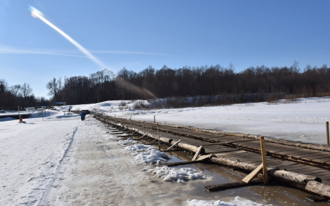 В Чувашии закрыли ледовую переправу через Суру