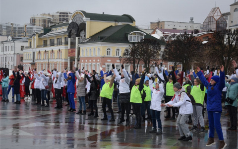 Медики Чувашии вышли на людную акцию с зарядкой и массовой прогулкой