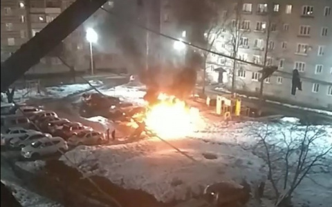 На парковке жилого дома в Алатыре взорвалась "Приора"