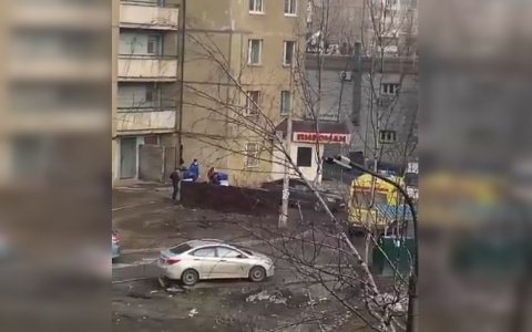 В Чебоксарах рано утром с балкона многоквартирного дома выпал молодой человек