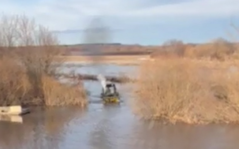 В Порецком районе дороги ушли под воду, утонул трактор