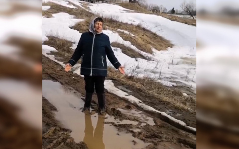 Женщина, стоя в грязи, обратилась к властям: “Может, данный крик души услышит глава Чувашии и поможет"