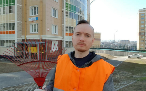 Чебоксарский дворник записал видеообращение к собаководам: "Владельцы считают, что собачьи фекалии во дворе - это удобрение"