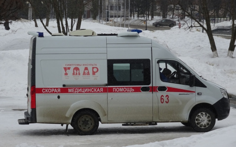 Юная чебоксарка "прошила" свой палец швейной машинкой