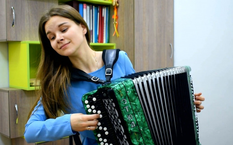 Молодая баянистка трудится на двух работах, учится и ведет блог: “Надо работать ради удовольствия, а не денег”